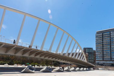 Valencia, İspanya - 19 Nisan 2024: Alameda Köprüsü ve Metro İstasyonu Yazan Santiago Calatrava. Modern tasarım, köprüyü şehirde bir cazibe merkezi haline getiriyor. Güneşli hava