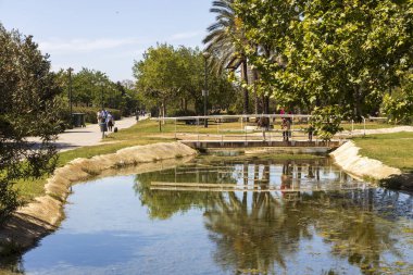 Valencia, İspanya; 19 Nisan 2024: Valencia 'da yeşil alanı ve binaları olan manzara Cabecera Parkı