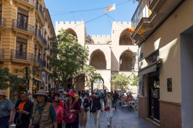 VALENCIA, İspanya - 2 Nisan 2024: Torres de Serranos kulesi, İspanyol mimarisi kamu ticari ve tarihi caddelerde