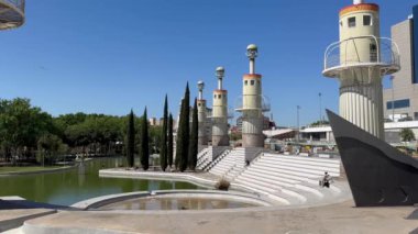 BARCELONA, SPAIN - 14 Nisan 2024: Bu şehrin eski sanayi bölgesi üzerinde oluşturulan modern bir Endüstriyel İspanya Parkı. Göletler, ağlayan söğütler ve deniz fenerleri. Rahatlamak için bir yer..