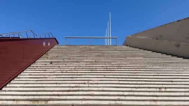 Eine Treppe Zum Himmel Ein Konzept Mit Einer Leeren Steilen — Stockvideo