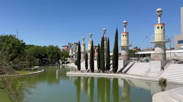 バルセロナ スパニン 2024年4月14日 これは 市の元工業地帯の場所に作成された近代的な産業スペイン公園です ポンド 泣く意志 リラックスできる場所 — ストック動画