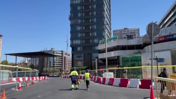 西班牙巴塞罗那 2024年4月20日 工人们在Sants火车站附近的街道上行走 从后面看 他们走到远方 — 图库视频影像