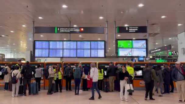 2024 巴塞罗那 西班牙 巴塞罗那的蚂蚁车站挤满了人 等着赶长途车呢 人们从售票机上买火车票 — 图库视频影像