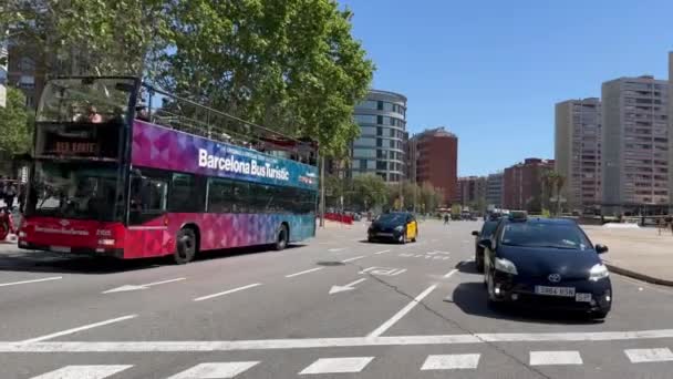 Barcelona Spanje April 2024 Taxi Arriveren Bij Bushalte Buurt Van — Stockvideo
