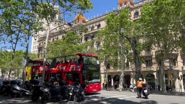 バルセロナ スペイン 2024年4月24日 ガウディの家の一つ前の赤い観光バス 晴れた日 — ストック動画