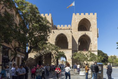 VALENCIA, İspanya - 2 Nisan 2024: Torres de Serranos kulesi, İspanyol mimarisi kamu ticari ve tarihi caddelerde