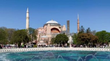 İstanbul, Türkiye - 20 Nisan 2024, Çeşmeden Ayasofya Camii manzarası. Ramazan tatilinin ardından İstanbul 'a çok sayıda insan geldi. 
