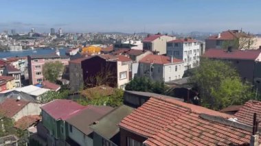 İstanbul, Türkiye - 20 Nisan 2024, Şehrin Avrupa sektörüne tepeden bakan sahne.