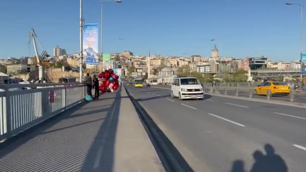Stambuł Turcja Kwietnia 2024 Człowiek Nadmuchiwanymi Kolorowymi Balonami Spaceruje Mostem — Wideo stockowe