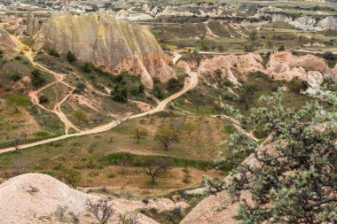 Goreme 's Open-Air Museum in Cappadocia, Türkiye, Olağanüstü Kaya oluşumları arasında, muhteşem bir yaz gününde parlıyor. Baharın başında. Kilise