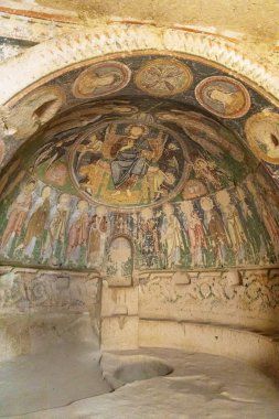 Mağara kilisesinin duvarındaki freskleri kapatın. Mağara kilisesinde freskle tavan manzarası. Gorme hava müzesi açıyor. Kapadokya, Anadolu, Türkiye.
