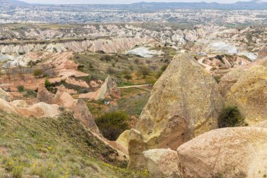 Goreme 's Open-Air Museum in Cappadocia, Türkiye, Olağanüstü Kaya oluşumları arasında, muhteşem bir yaz gününde parlıyor. Baharın başlarında
