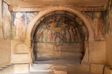 Göreme Açık Hava Müzesi, Kapadokya, Türkiye'de bir güzel yaz günü kilisede mağara