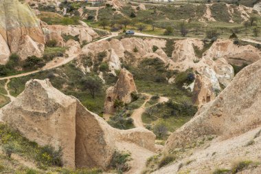 Goreme 's Open-Air Museum in Cappadocia, Türkiye, Olağanüstü Kaya oluşumları arasında, muhteşem bir yaz gününde parlıyor. Baharın başında. Kilise