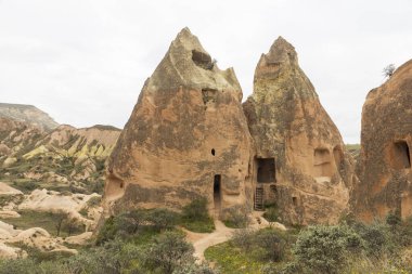Goreme 's Open-Air Museum in Cappadocia, Türkiye, Olağanüstü Kaya oluşumları arasında, muhteşem bir yaz gününde parlıyor. Baharın başında. Kilise