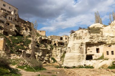 Goreme 's Open-Air Museum in Cappadocia, Türkiye, Olağanüstü Kaya oluşumları arasında, muhteşem bir yaz gününde parlıyor. Baharın başında. Ortahisar Kasabası