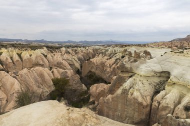 Goreme 's Open-Air Museum in Cappadocia, Türkiye, Olağanüstü Kaya oluşumları arasında, muhteşem bir yaz gününde parlıyor. Baharın başında. Ortahisar Kasabası