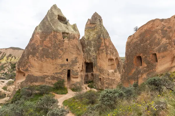 Goreme 's Open-Air Museum in Cappadocia, Türkiye, Olağanüstü Kaya oluşumları arasında, muhteşem bir yaz gününde parlıyor. Baharın başında. Kilise