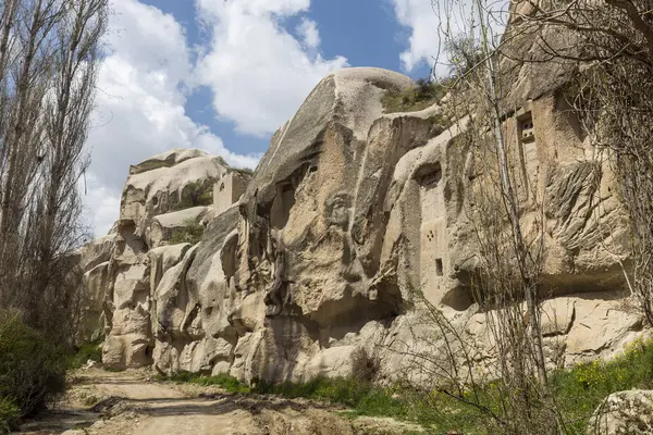 Goreme 's Open-Air Museum in Cappadocia, Türkiye, Olağanüstü Kaya oluşumları arasında, muhteşem bir yaz gününde parlıyor. Baharın başlarında