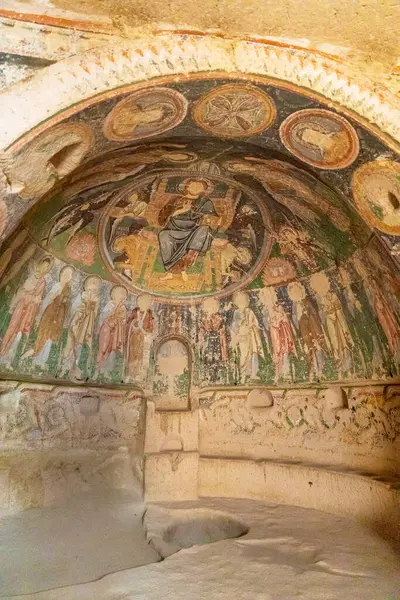把壁画贴在山洞教堂的墙上 在一个山洞的教堂里看到天花板和壁画 去露天博物馆吧 土耳其安纳托利亚Cappadocia 图库图片