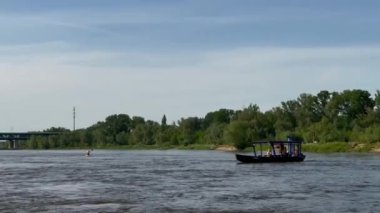 Varşova, Polonya - 3 Mayıs 2024, Vistula Nehri 'nin hızlı akışında küçük bir keşif teknesinden çekim.
