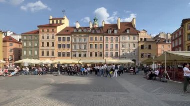 Varşova, Polonya - 5 Mayıs 2024: Varşova şehir merkezindeki Eski Pazar Meydanı