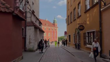 Varşova, Polonya - 06.05.2024 Saint Martin Kilisesi Eski Şehir 'in tahkimatından kalma tarihi savunma duvarı kalıntıları