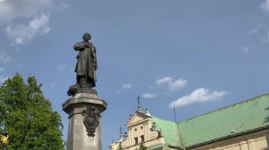 Varşova, Polonya - 2 Mayıs 2024, Adam Mickiewicz anıtı Bakire Meryem ve Aziz Joseph Kilisesi yakınında
