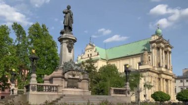 Varşova, Polonya - 2 Mayıs 2024, Adam Mickiewicz anıtı Bakire Meryem ve Aziz Joseph Kilisesi yakınında