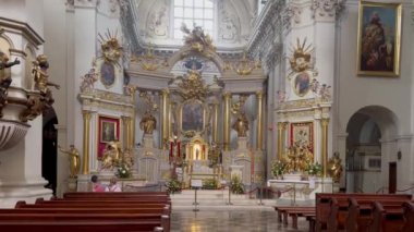 Varşova, Polonya - 3 Mayıs 2024 - Bakire Meryem 'in Varsayımı Kilisesi ve St. Joseph Kilisesi, yaygın olarak Karmelit Kilisesi olarak bilinir..