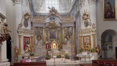 Varşova, Polonya - 3 Mayıs 2024 - Bakire Meryem 'in Varsayımı Kilisesi ve St. Joseph Kilisesi, yaygın olarak Karmelit Kilisesi olarak bilinir..