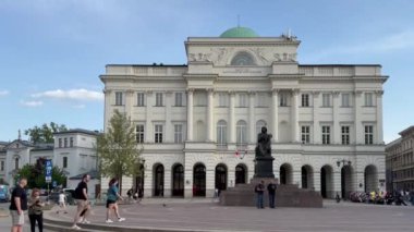 Varşova, Polonya - 3 Mayıs 2024 Varşova Bilim Topluluğu 'nun yapısı ve Nicolaus Kopernik Heykeli.