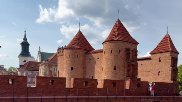 ワルシャワ ポーランド 2024年5月2日 ワルシャワ バービカンはワルシャワの半円形の要塞化された前哨基地であり 市を取り囲む16世紀の要塞の一部である — ストック動画