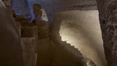 Beit Guvrin Ulusal Parkı, İsrail - 4 Mayıs 2024, yol labirent gibi olan Labirent Mağarası 'na gidiyor.. 