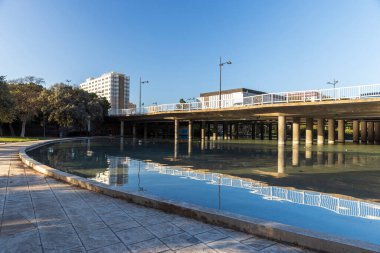 Valencia, İspanya. Turia Nehri 'nin eski nehir yatağına park et. Baharın başında. İnşa ediliyor.