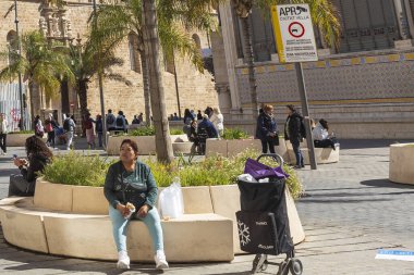 Valencia, İspanya - 24 Mart 2024: Santos Juanes 'in tarihi kilisesinin önündeki meydan, aynı zamanda Iglesia de los Santos Juanes olarak da bilinir. Kilisenin önündeki meydanda insanlar var..