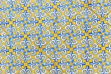 Hispano-Moresque klasik seramik örnekleri, ayrıca Endülüs seramikleri Hispano-Moresk başarısızlıkları. Sarı ve mavi süs.