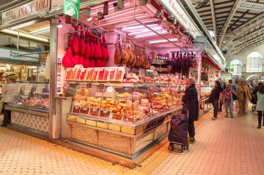 Valencia, İspanya - 24 Mart 2024: Mercado Central 'ın mimarisi, ana gıda pazarı. Jambonlu et bölümü.