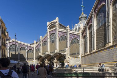 Valencia, İspanya - 24 Mart 2024 Valencia şehir merkezi Valencia pazarı. Taze yemek salonu.