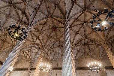 Valencia, İspanya - 20 Nisan 2024. Sütunları ve avizeleri olan İpek Takas Tavanı - Lonja de la Seda veya Llotja de la Seda Valencia Gotik tarzı geç dönem bir sivil binadır.
