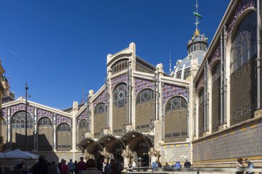 Valencia, İspanya - 24 Mart 2024 Valencia şehir merkezi Valencia pazarı. Taze yemek salonu.