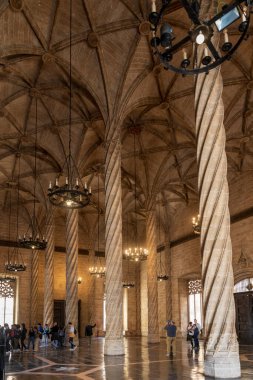 Valencia, İspanya - 20 Nisan 2024. İpek Borsası 'nın içinde bükülmüş sütunları olan Lonja de la Seda veya Llotja de la Seda Valensiyalı Gotik tarzı bir sivil binadır..