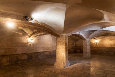 Valencia, İspanya - 20 Nisan 2024. İpek Borsası 'nın içinde bükülmüş sütunları olan Lonja de la Seda veya Llotja de la Seda Valensiyalı Gotik tarzı bir sivil binadır. Tavan