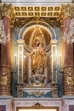 Valencia, İspanya - 20 Nisan 2024. İsa 'nın Kutsal Yüreği Bazilikası' nın heykeliyle iç mekan manzarası.