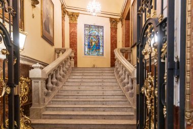 Valencia, İspanya - 20 Nisan 2024. İsa 'nın Kutsal Yüreği Bazilikası' nın heykeliyle iç mekan manzarası.