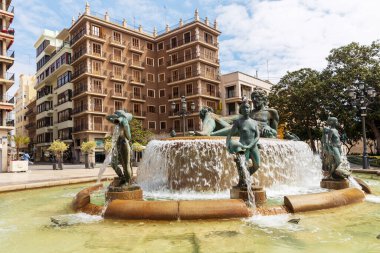 VALENCIA, İSPA - 2 Mayıs 2024: Plaza de la Virgen, Turia Fountain. Neptün, Turia nehri tarafından beslenen kanalları simgeleyen bakirelerin üzerinde oturuyordu.