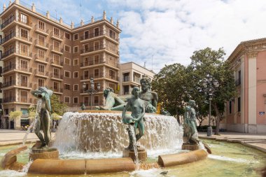 VALENCIA, İSPA - 2 Mayıs 2024: Plaza de la Virgen, Turia Fountain. Neptün, Turia nehri tarafından beslenen kanalları simgeleyen bakirelerin üzerinde oturuyordu.