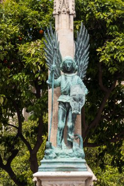 VALENCIA, İspanya - 2 Mayıs 2024 Plaza de la Virgen, Başmelek Gabriel 'in mızraklı bir heykeli.