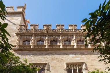 Valencia, İspanya - 20 Nisan 2024. İpek Borsası 'nın ön cephesi - Lonja de la Seda veya Llotja de la Seda Valensiyalı Gotik tarzı bir sivil binadır.